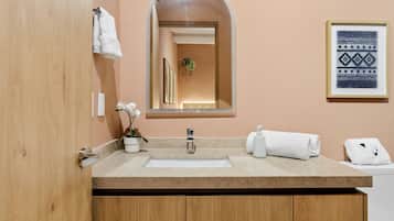 SuĂte conforto | Banheiro | Produtos de toalete grĂĄtis, toalhas de banho, sabonete, shampoo