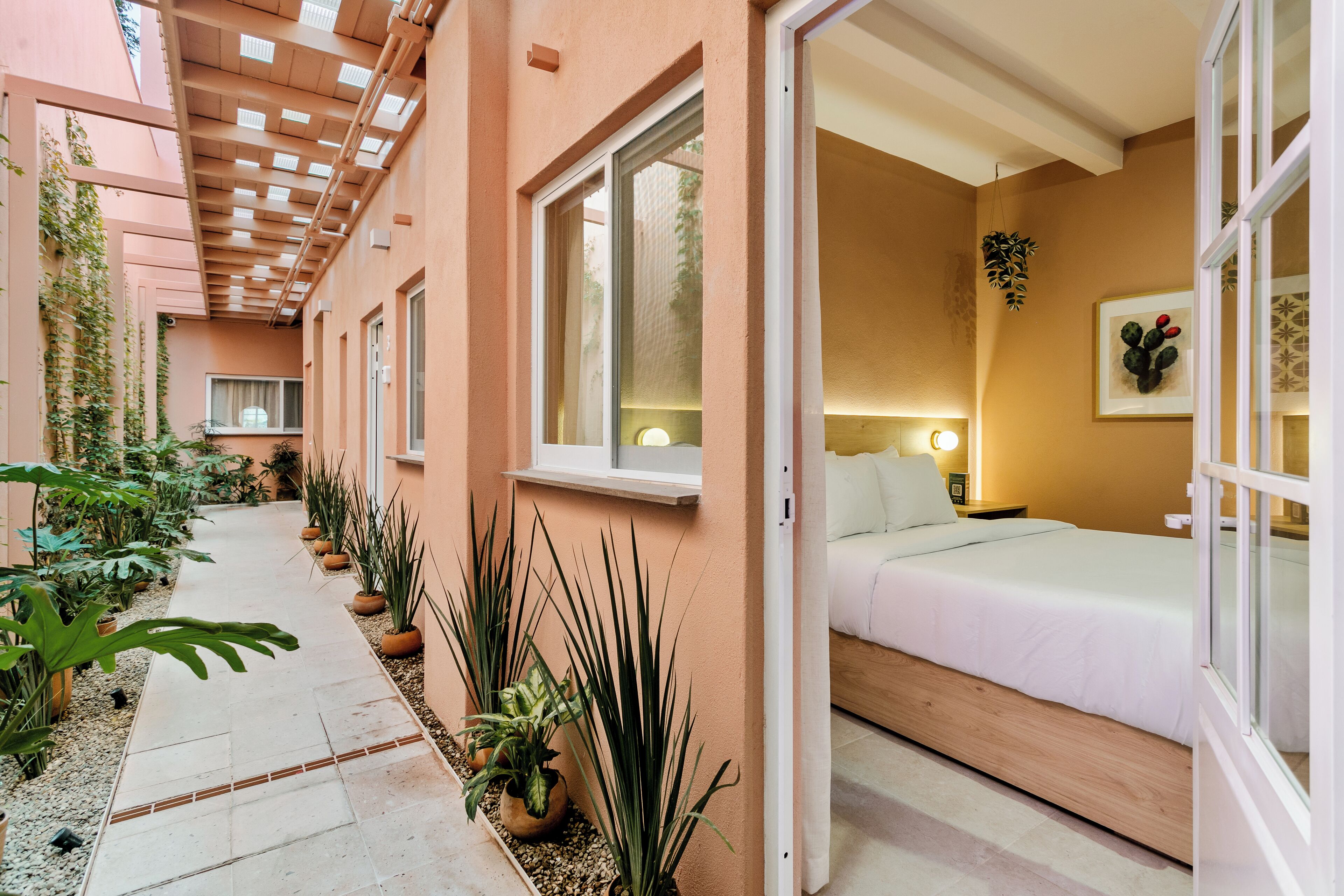 Comfort Suite | Desk, laptop workspace, iron/ironing board, free WiFi