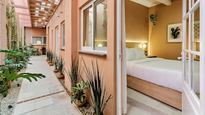 Ein Schlafzimmer mit einem Bett, einem Fenster und einem Nachttisch.
