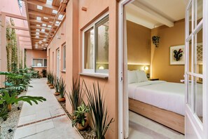 Phòng Suite tiện nghi đơn giản | Bàn, khu vực làm việc phù hợp cho laptop, bàn ủi/dụng cụ ủi quần áo 