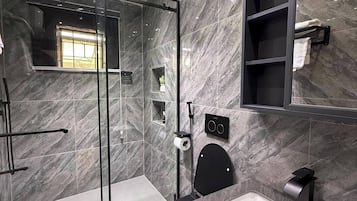 Junior-Zimmer, Balkon, Stadtblick | Badezimmer | Kostenlose Toilettenartikel, Haartrockner, Handtücher, Seife