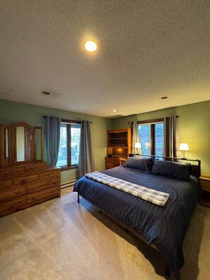 4 bedrooms, desk, free WiFi, bed sheets - Poconos mountain and Lake Wallenpaupack retreat (Palmyra Township)