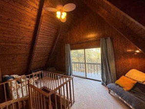 Älytelevisio, takka, DVD-soitin, pöytäjalkapallopöytä