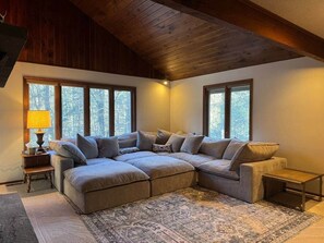 Älytelevisio, takka, DVD-soitin, pöytäjalkapallopöytä