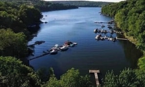 Un río con barcos amarrados a orillas, rodeado de abundante vegetación.