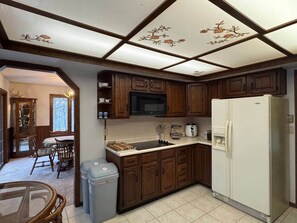 Fridge, microwave, oven, stovetop - Poconos mountain and Lake Wallenpaupack retreat (Palmyra Township)