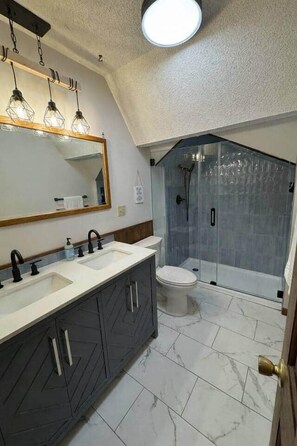 Regadera, amenidades de baño ecológicas, secadora de cabello, toallas 