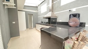 Private kitchen - Cozy house with pool, 100m from Enseada beach, Guarujá. (Guarujá)