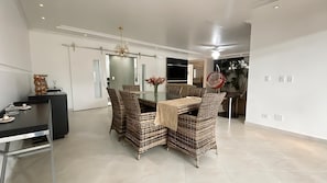 Dining - Cozy house with pool, 100m from Enseada beach, Guarujá. (Guarujá)