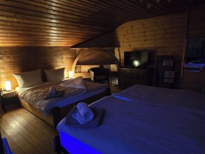 Internet, bed sheets - GreenHell Stays Müsch - Nürburgring - Motorsport (Müsch)