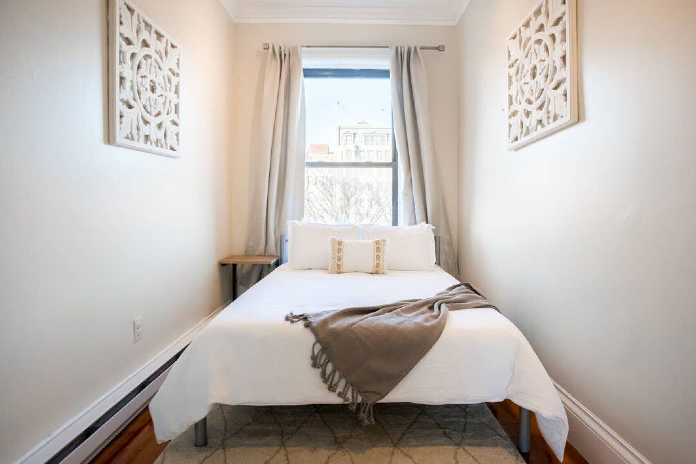 Desk, iron/ironing board, WiFi, bed sheets