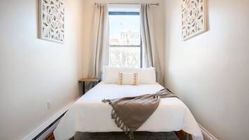 Desk, iron/ironing board, WiFi, bed sheets