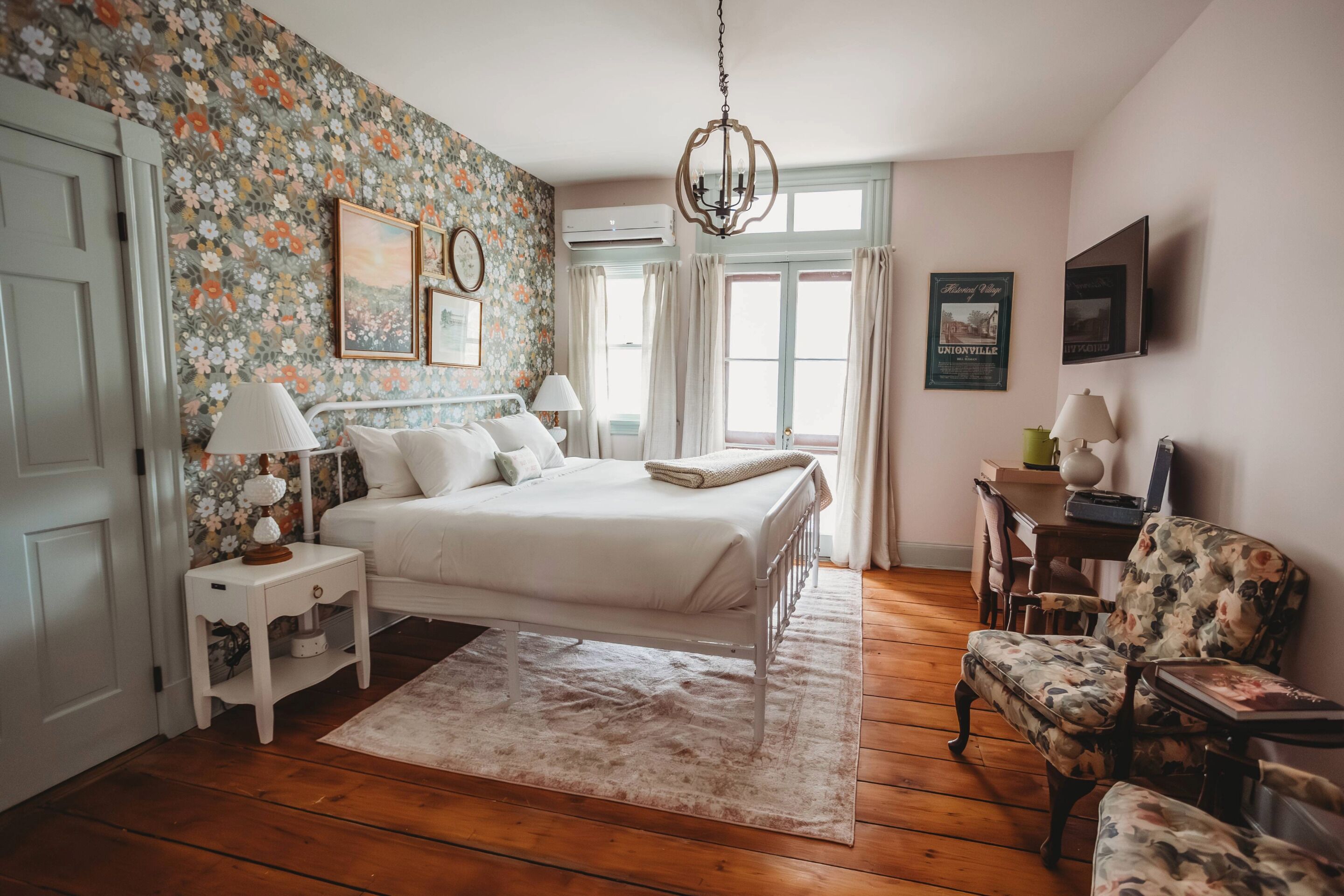 Chambre Standard double, 1 très grand lit | Décor unique, ameublement unique, rideaux d’obscurcissement
