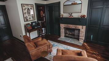 Family Room, Multiple Beds | Living area | 48-inch Smart TV with digital channels, Netflix, Hulu