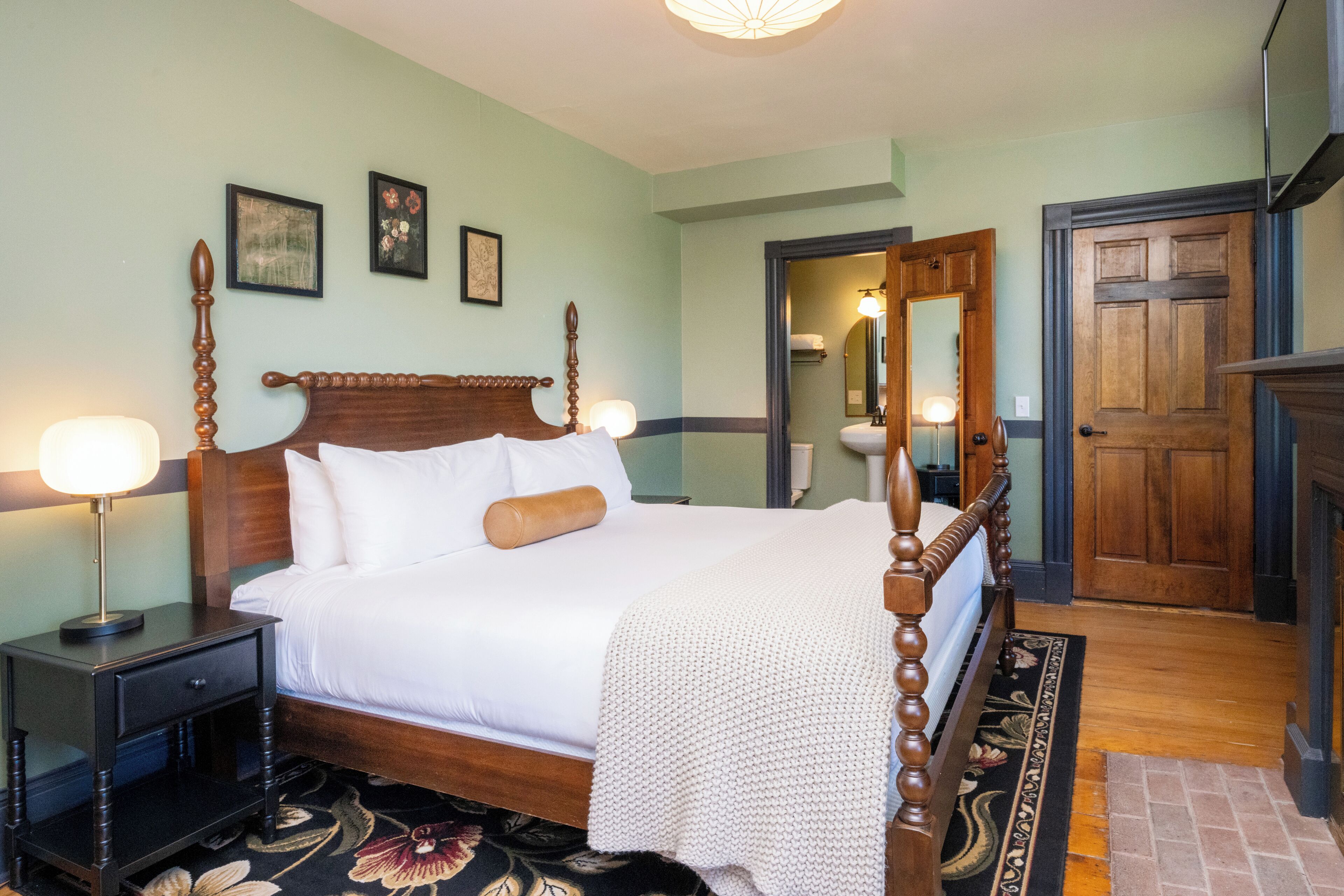 Standard Double Room, 1 King Bed, Roll-in Shower | Blackout drapes, free WiFi