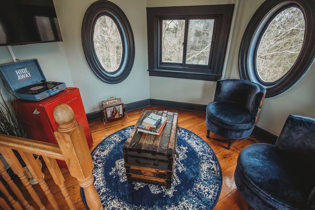 Premium-ullakkohuoneisto, 1 suuri parisänky | Oleskelualue | Leluja