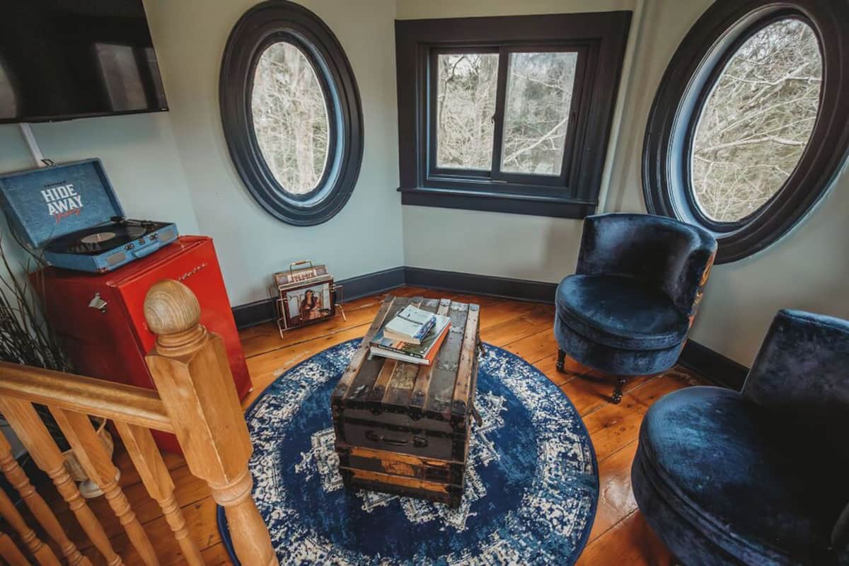 Premium-ullakkohuoneisto, 1 suuri parisänky | Oleskelualue | Leluja