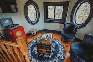 Premium Loft, 1 King Bed | Living area | 48-inch Smart TV with digital channels, Netflix, Hulu - Hideaway Inn Lenox (Lenox)
