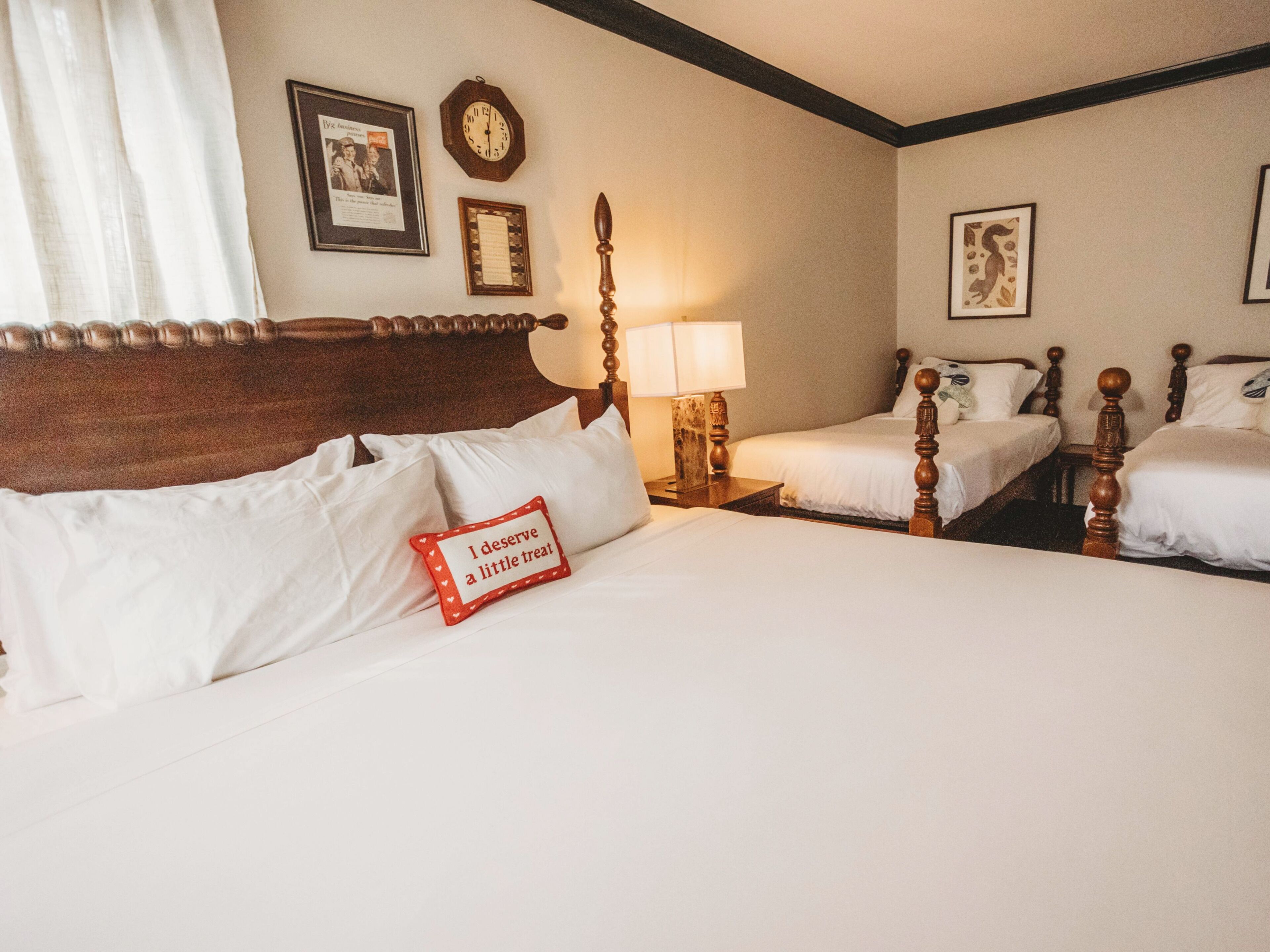 Chambre familiale, Plusieurs lits | Décor unique, ameublement unique, rideaux d’obscurcissement