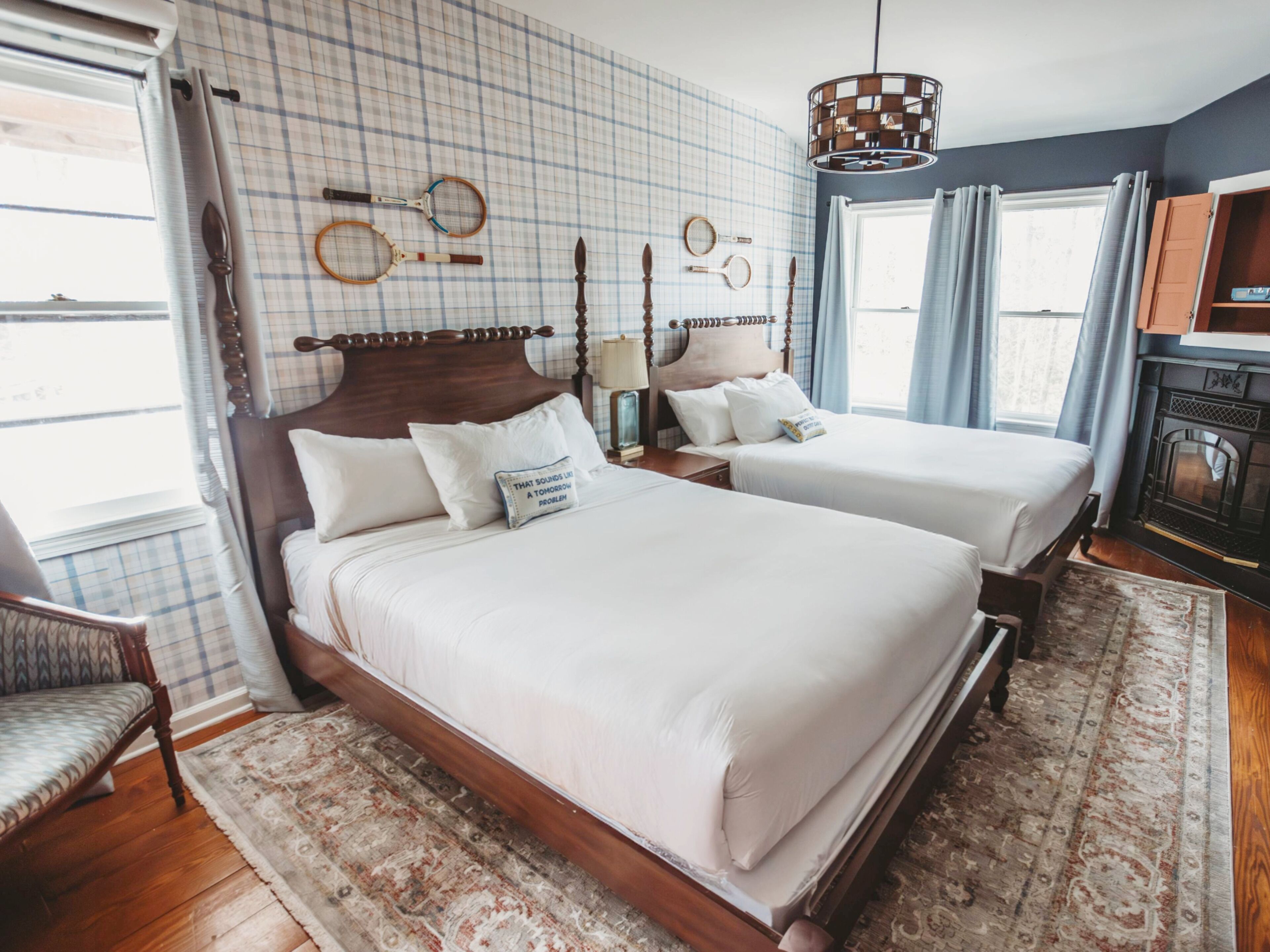 Chambre Standard double, 2 grands lits | Décor unique, ameublement unique, rideaux d’obscurcissement