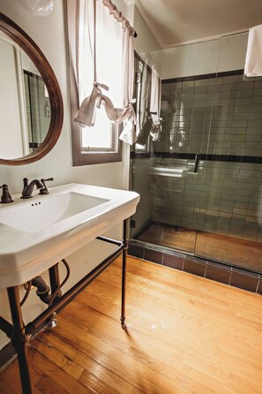 Suite Premier, 1 chambre | Salle de bain | Baignoire profonde, séchoir à cheveux, serviettes fournies, savon