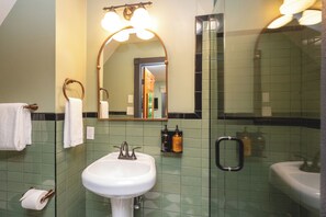 Family Room, Multiple Beds | Bathroom | Shower, hair dryer, towels, soap - Hideaway Inn Lenox (Lenox)