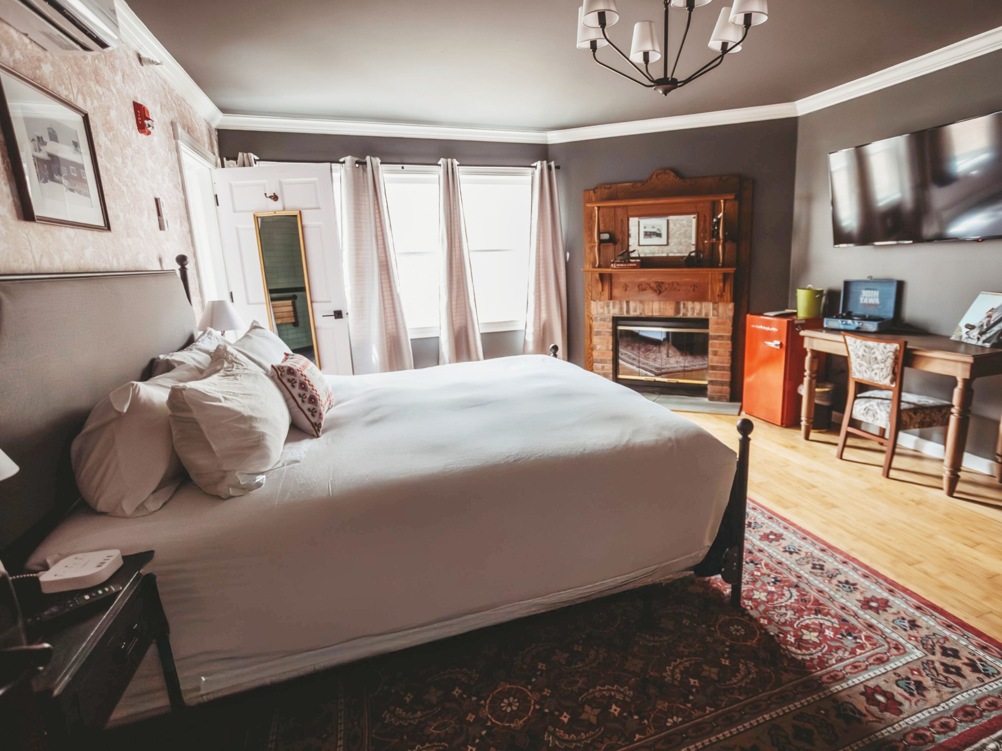 Standard Double Room, 1 King Bed, Roll-in Shower | Individually decorated, individually furnished, blackout drapes