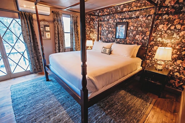 Premier Suite, 1 Bedroom | Individually decorated, individually furnished, blackout curtains