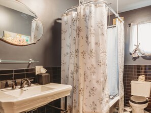 Standard Double Room, 1 King Bed | Bathroom | Deep soaking tub, hair dryer, towels, soap - Hideaway Inn Lenox (Lenox)