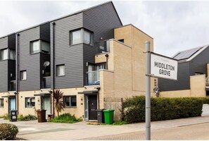 Exterior - Two Stay, Large Double Room, Sleeps 4 (Barking)