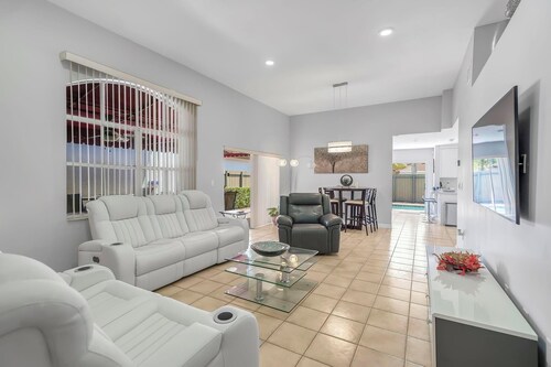 Breezy Palms of South FL: Stylish 3BR Pool retreat near airport & shopping malls