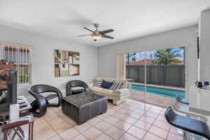 Smart TV - Breezy Palms of South FL: Stylish 3BR Pool retreat near airport & shopping malls (Miami)