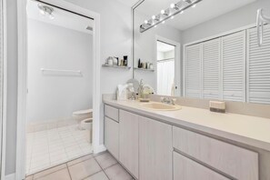 Haartrockner, Bidet, Handtücher, Seife