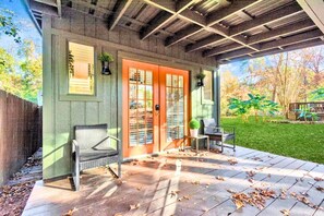 Terrace/patio - Montgomery TX Pool & Garden Retreat | Sleeps 12 (Montgomery)