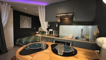 Een koelkast, een microgolfoven, een oven, een kookplaat