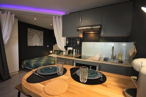 Frigorífico, microondas, horno y placa de cocina