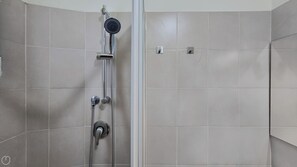 Douche, sèche-cheveux, serviettes fournies