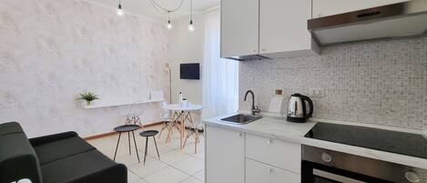 Réfrigérateur, micro-ondes, four, plaque de cuisson