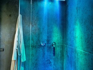 Hair dryer, bidet, towels, soap - Luxury Villa with Pool SPA and E-bikes - Casal Tartan (Marche)