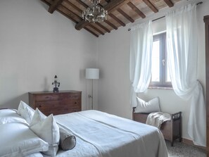 6 bedrooms, desk, iron/ironing board, travel cot - Luxury Villa with Pool SPA and E-bikes - Casal Tartan (Marche)