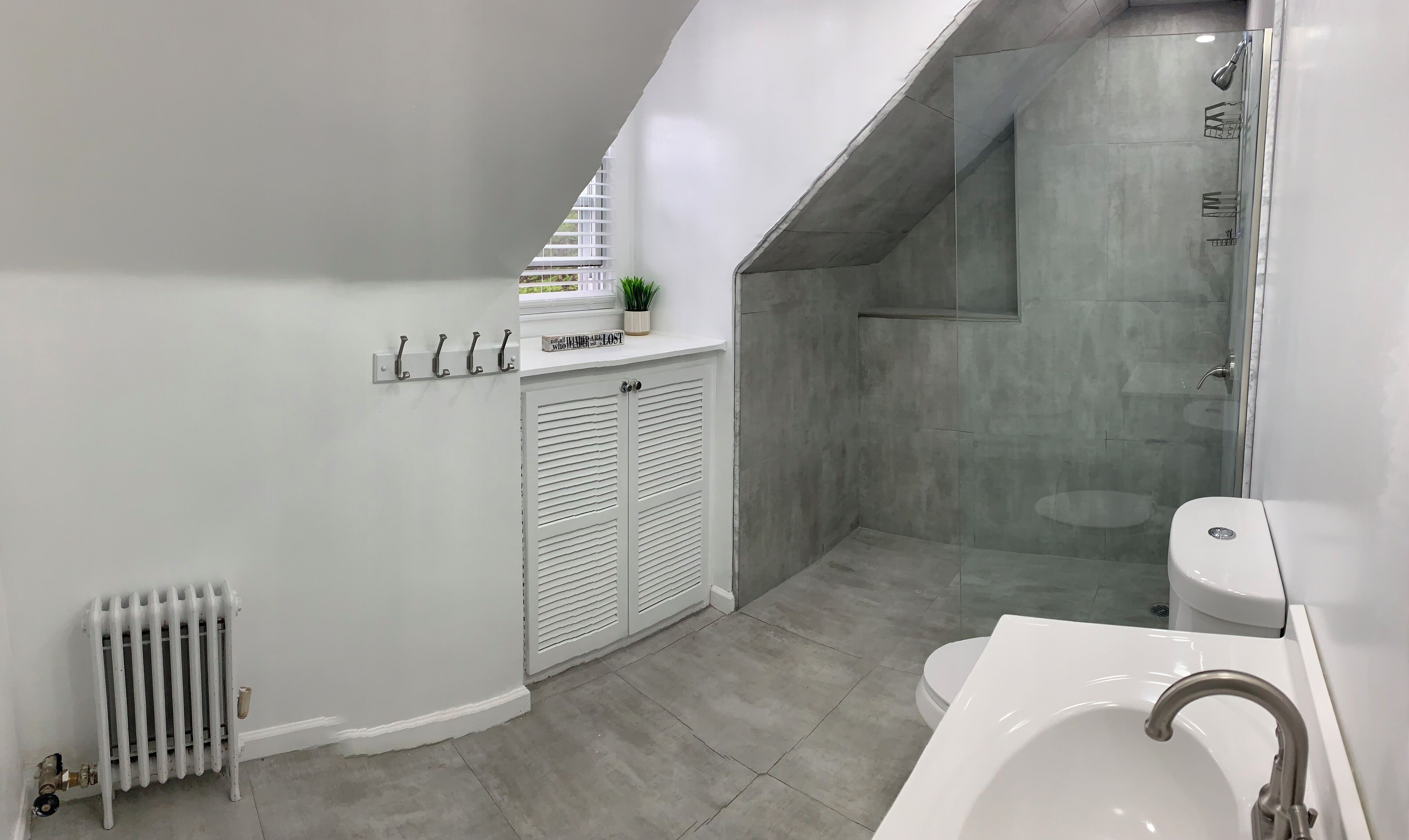 Une salle de bain moderne équipée d’une douche, de toilettes et d’un lavabo.