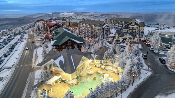 A resort with multiple buildings, a parking lot, and a pool area. - Summit 104D Beautiful 3BR, 2BA condo in The Summit at Snowshoe (Snowshoe)