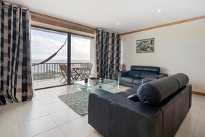 TV - Apartment 'Quinta Da Faya' with Sea View, Balcony and Wi-Fi (Angra do Heroísmo)
