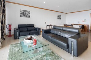 TV - Apartment 'Quinta Da Faya' with Sea View, Balcony and Wi-Fi (Angra do Heroísmo)