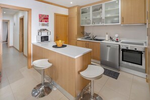 Fridge, microwave, oven, stovetop - Apartment 'Quinta Da Faya' with Sea View, Balcony and Wi-Fi (Angra do Heroísmo)
