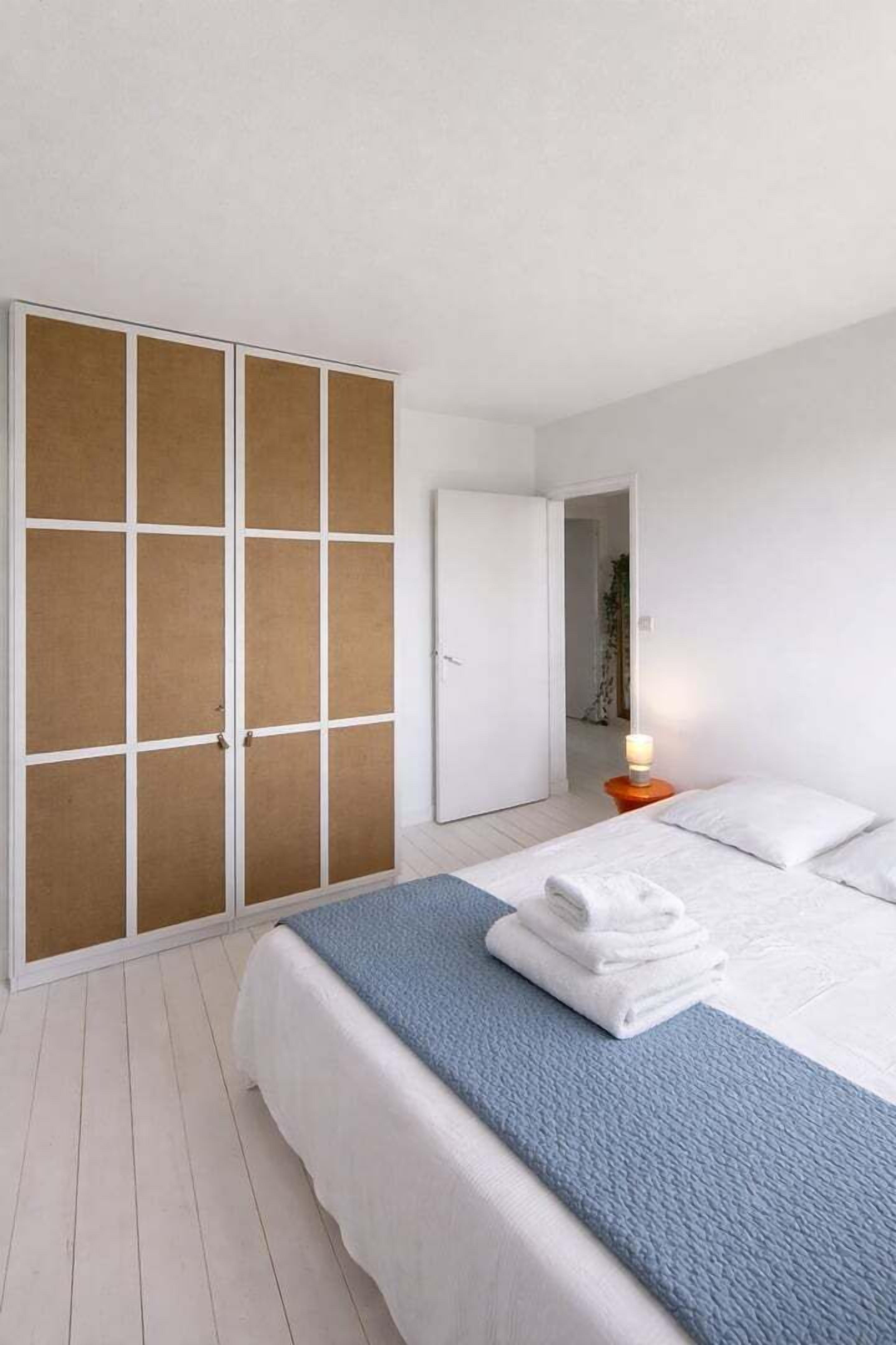 2 slaapkamers, een strijkplank/strijkijzer, internet, beddengoed