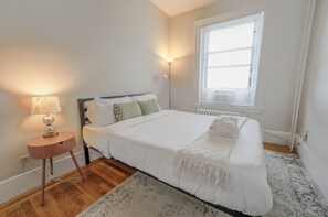 Desk, iron/ironing board, WiFi, bed sheets - Cozy & Modern 1 BDR | Fenway within minutes! (Boston)