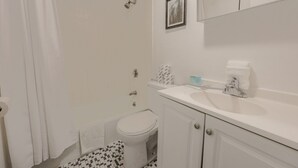 Ein Badezimmer mit Toilette, Waschbecken und Dusche.