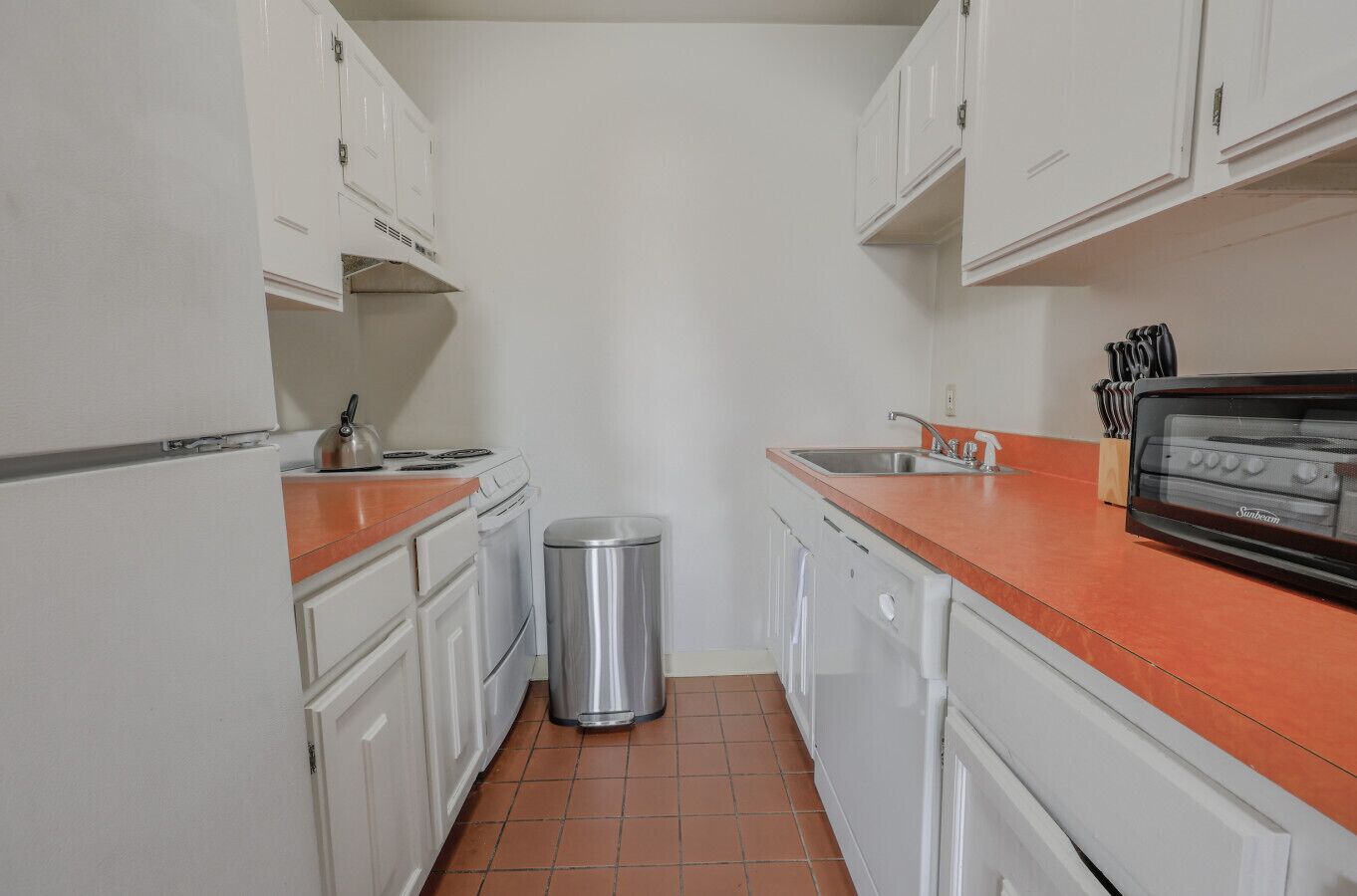 Een koelkast, een magnetron, een oven, een kookplaat