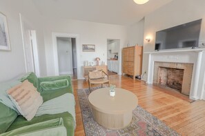 TV - Cozy & Modern 1 BDR | Fenway within minutes! (Boston)